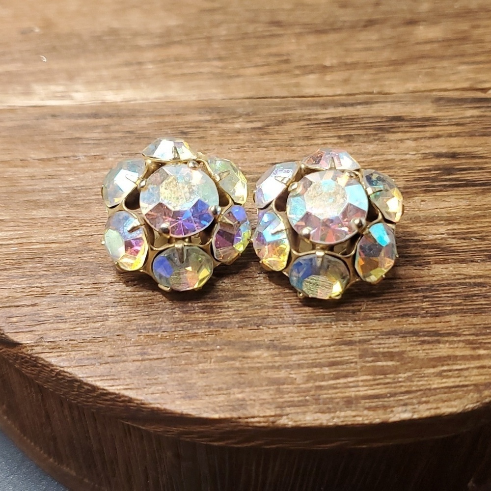 E932 weiss aurora borealis flower dome clip on earrings